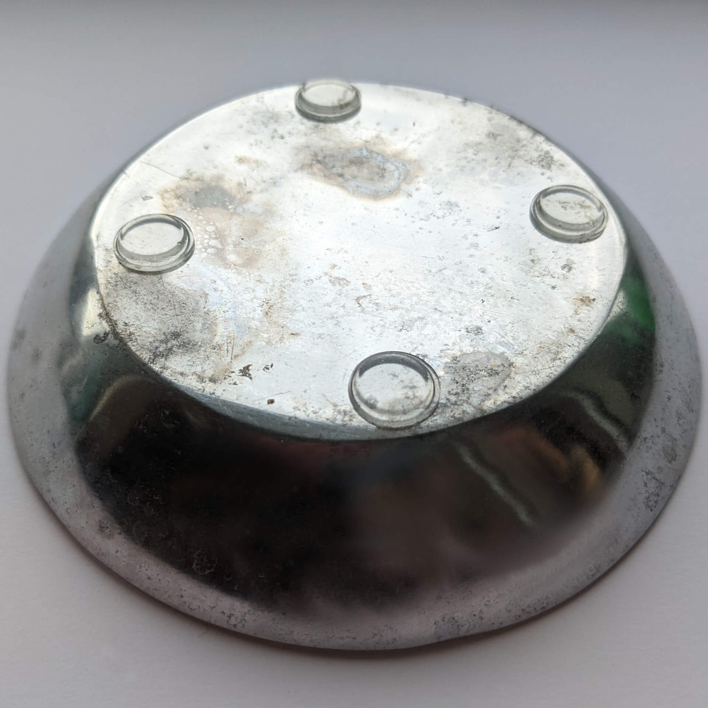 4 bumper pads used on the base of a metal bowl