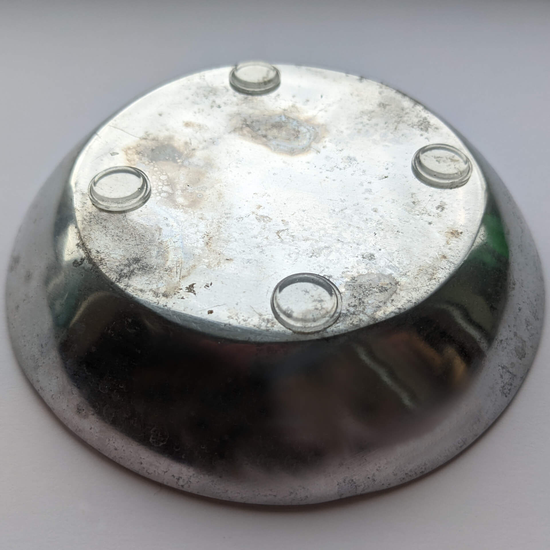 4 bumper pads used on the base of a metal bowl